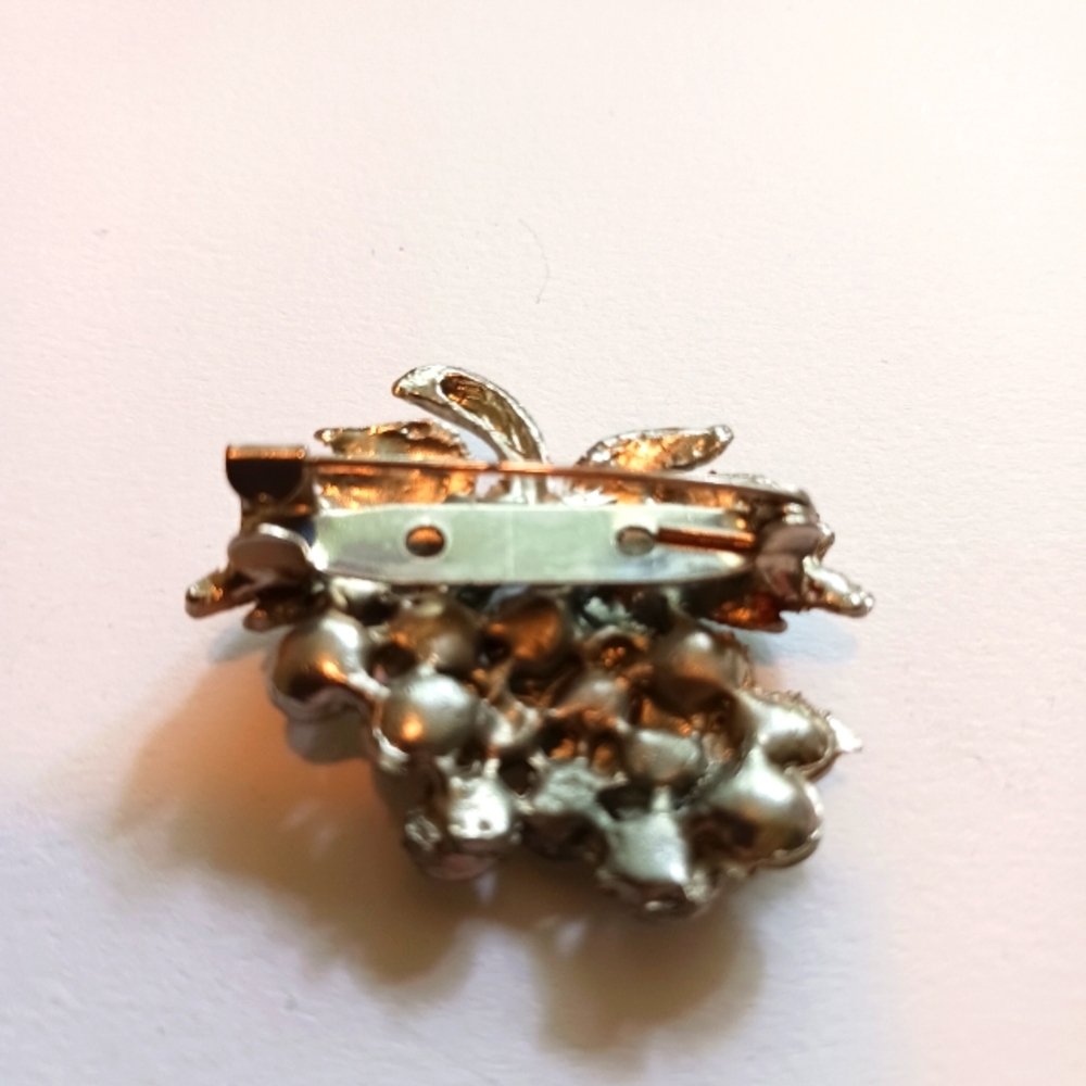 Vintage Grape Cluster Brooch - Picture 4 of 4